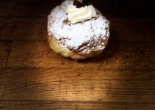 Flødefastelavnsbolle m\ sveskemarmelade, fløde.