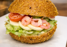 Majsbolle med æg & rejer